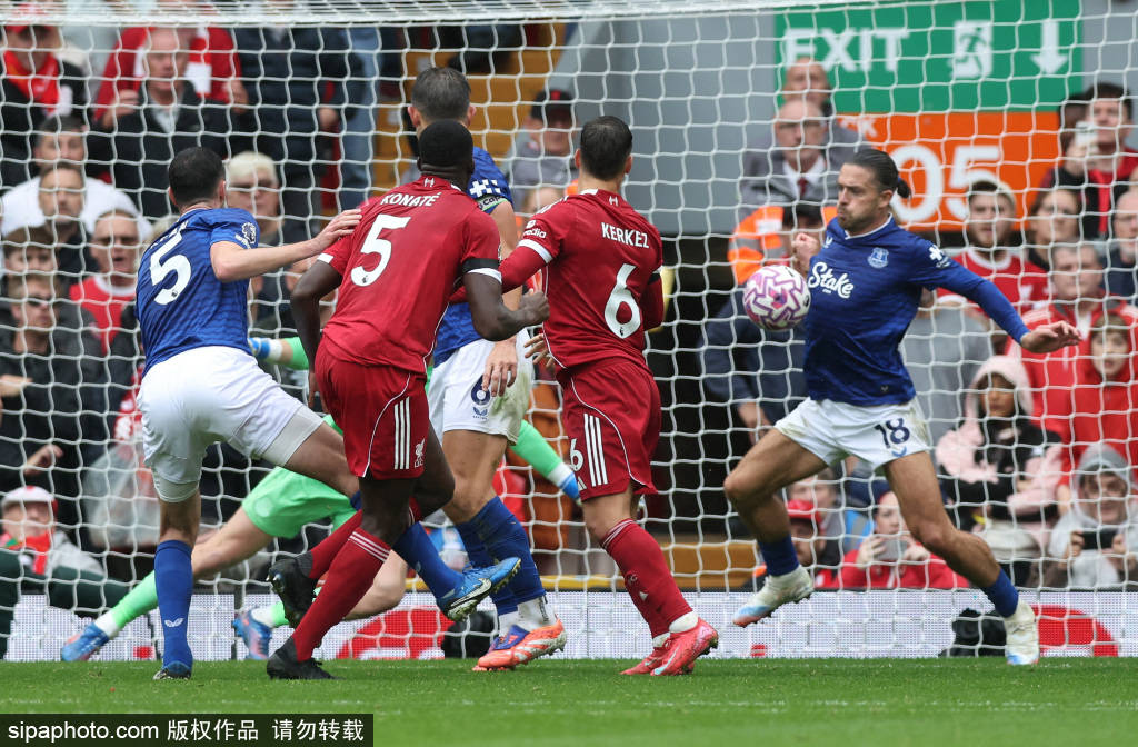 利物浦球员提前庆祝闹乌龙，萨拉赫错失良机引热议